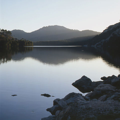 Tombee de la nuit Lac de l'Ospedale, Corse, Photographie Paul Maurer, dans les pas d'Erik Borja