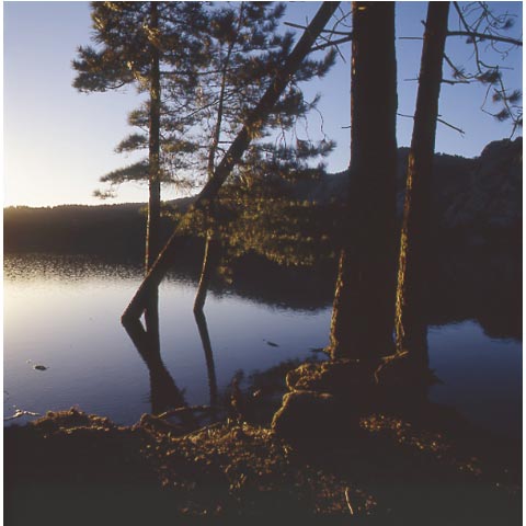 Reflexions Lac de l'Ospedale, Corse, Photographie Paul Maurer, dans les pas d'Erik Borja