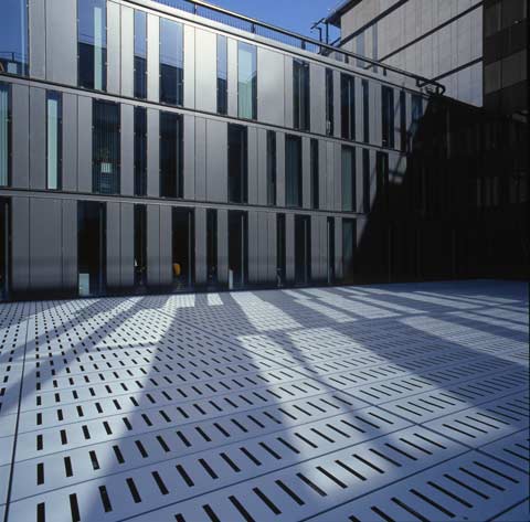 Jean-Paul Viguier's building in the Rive Gauche area in Paris, photo Paul Maurer