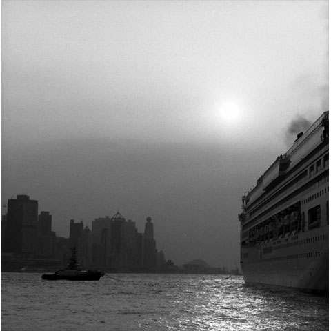 Hongkong harbour at sun dusk with clouds Photo Paul Maurer