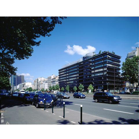 View of the Avenue du General de Gaulle in Neuilly, France with Havas building, photo Paul Maurer