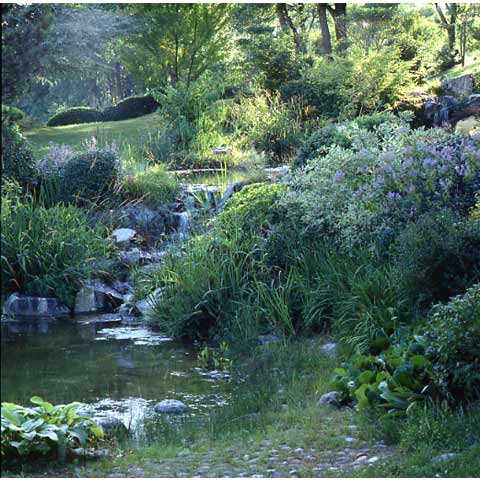 Jardin d'Erik Borja cascade entre deux lacs Valence France photo Paul Maurer